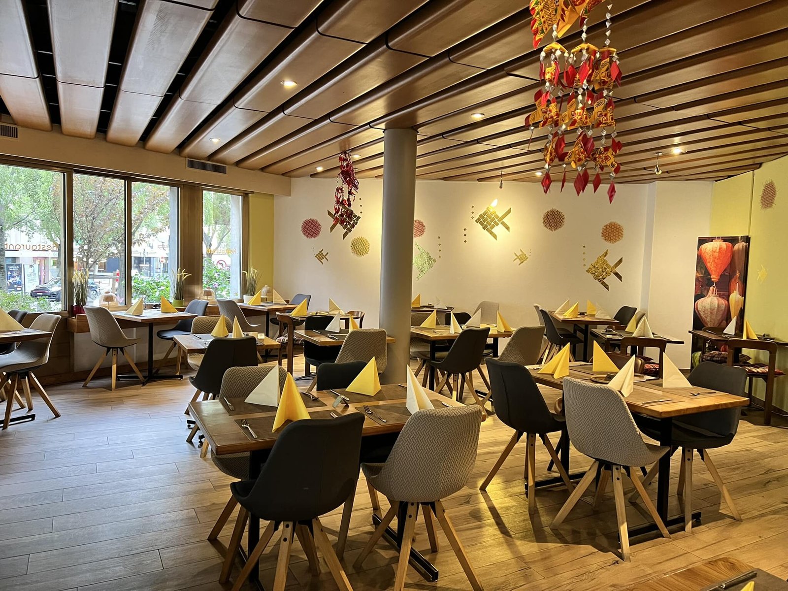 La salle du Sawasdee Thai, plafond en bois, mobiles thaïlandais rouges et dorés