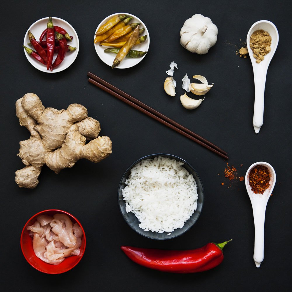 Piments, gingembre, ail, riz et épices sur fond noir
