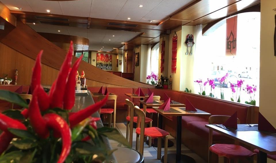 Piments rouges au premier plan dans la salle du restaurant